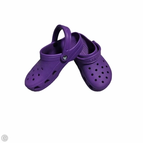 Shoes Flats By Crocs In Purple, Size: 6 Crocs clogs with lightweight comfort