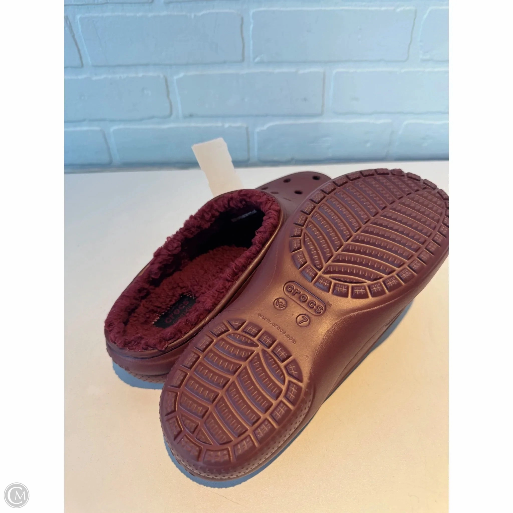 Shoes Flats By Crocs In Red, Size: 7 Lightweight Clogs