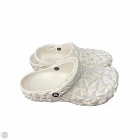 Shoes Flats By Crocs In White, Size: 10 Crocs clogs with lightweight comfort
