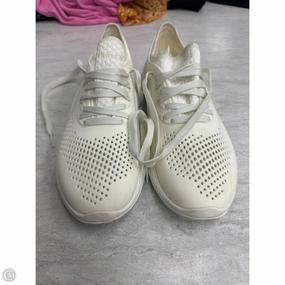 Shoes Sneakers By Crocs In White, Size: 9 Crocs clogs with lightweight comfort