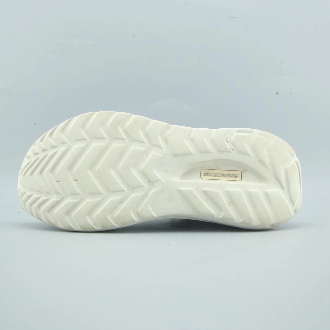 SKECHERS D'LUX ULTRA Skechers everyday footwear shots