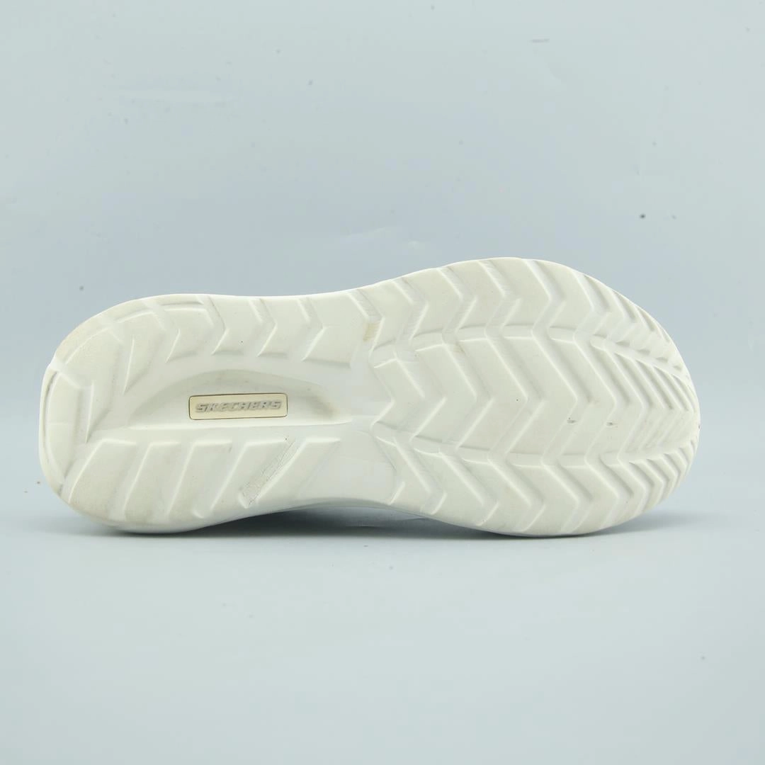 SKECHERS D'LUX ULTRA Skechers everyday footwear shots