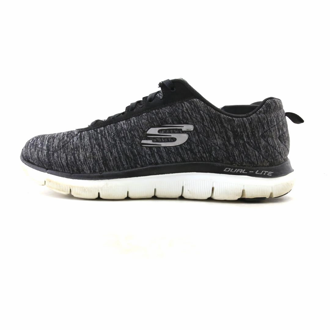 SKECHERS LIGHT WEIGHT Skechers versatile everyday shoes