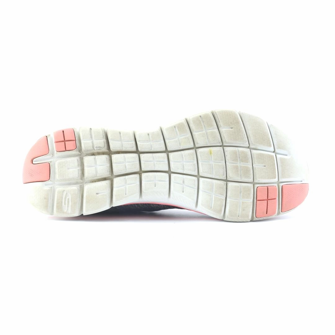SKECHERS LITE-WEIGHT Skechers everyday footwear shots