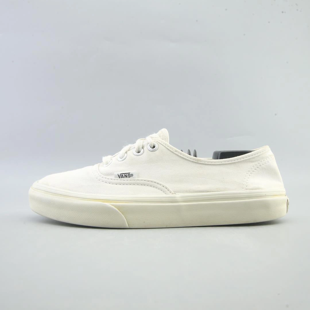 VANS AUTHENTIC Vans retro-inspired footwear styles
