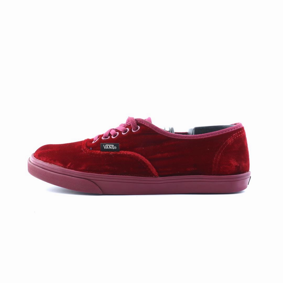 VANS AUTHENTIC Vans iconic skate shoe designs