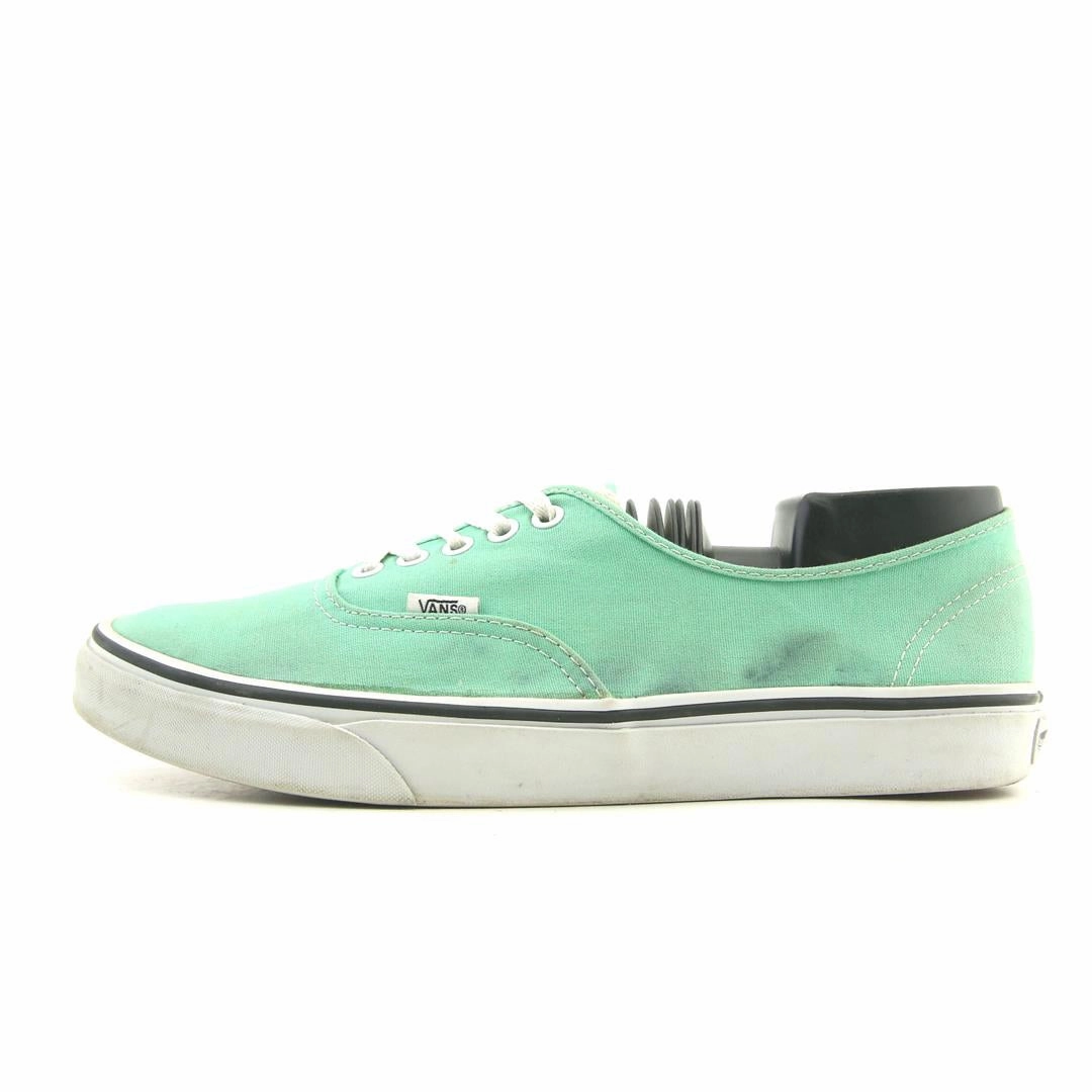 VANS AUTHENTIC Vans iconic skate shoe designs