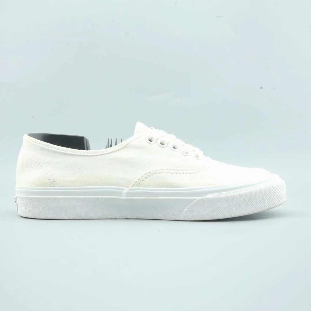 VANS AUTHENTIC Vans skate shoe imagery