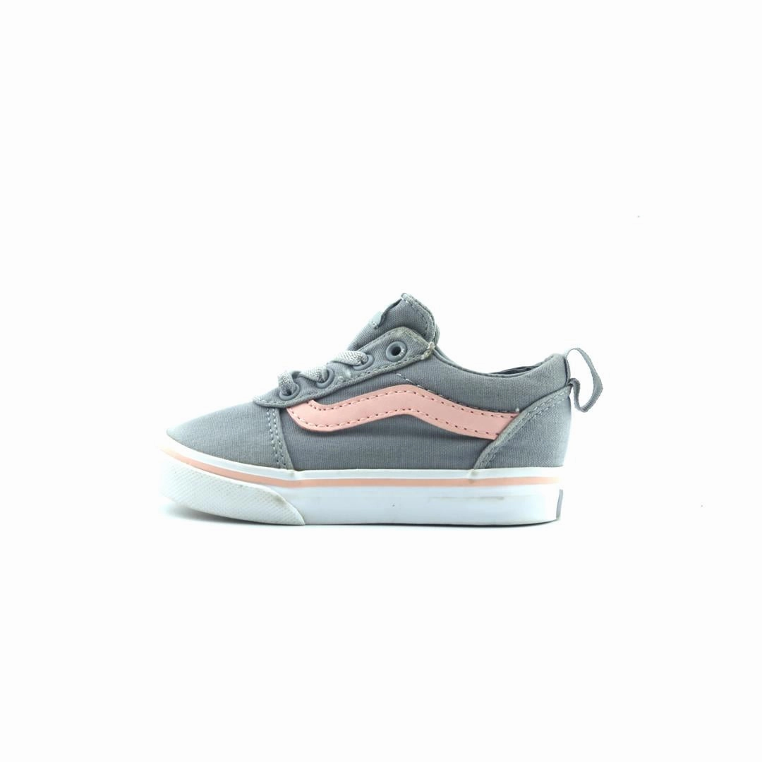 VANS OLD SKOOL Vans iconic skate shoe designs
